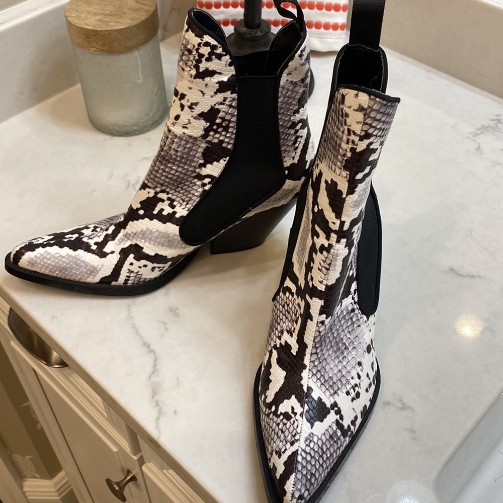 Zara boots. Worn once. Super cute just have not worn. Smoke and pet free home - Picture 4 of 6